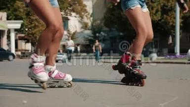 在城市的广场上，两个年轻的女孩滑旱冰